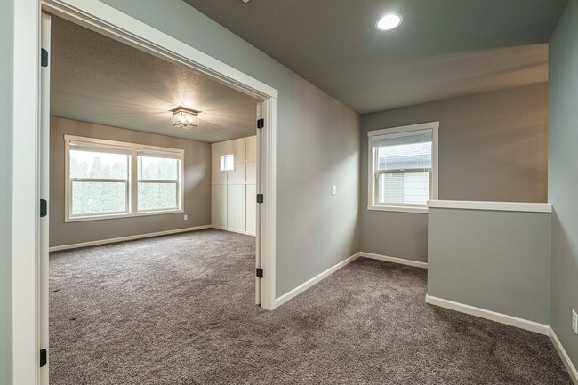 Building Photo - Stunning Salmon Creek Gem for Rent! - 3 Be...