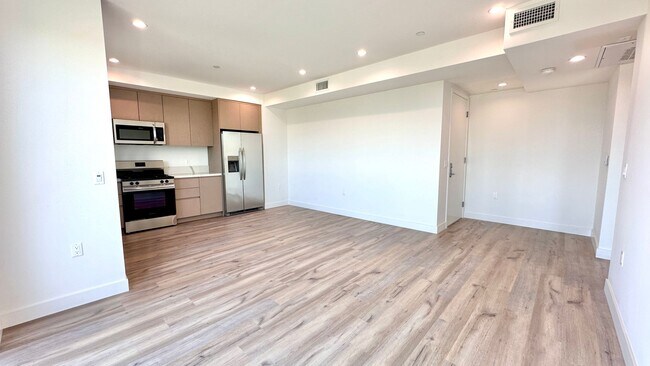 Building Photo - Affordable 1-Bedroom Top Floor Unit with M...