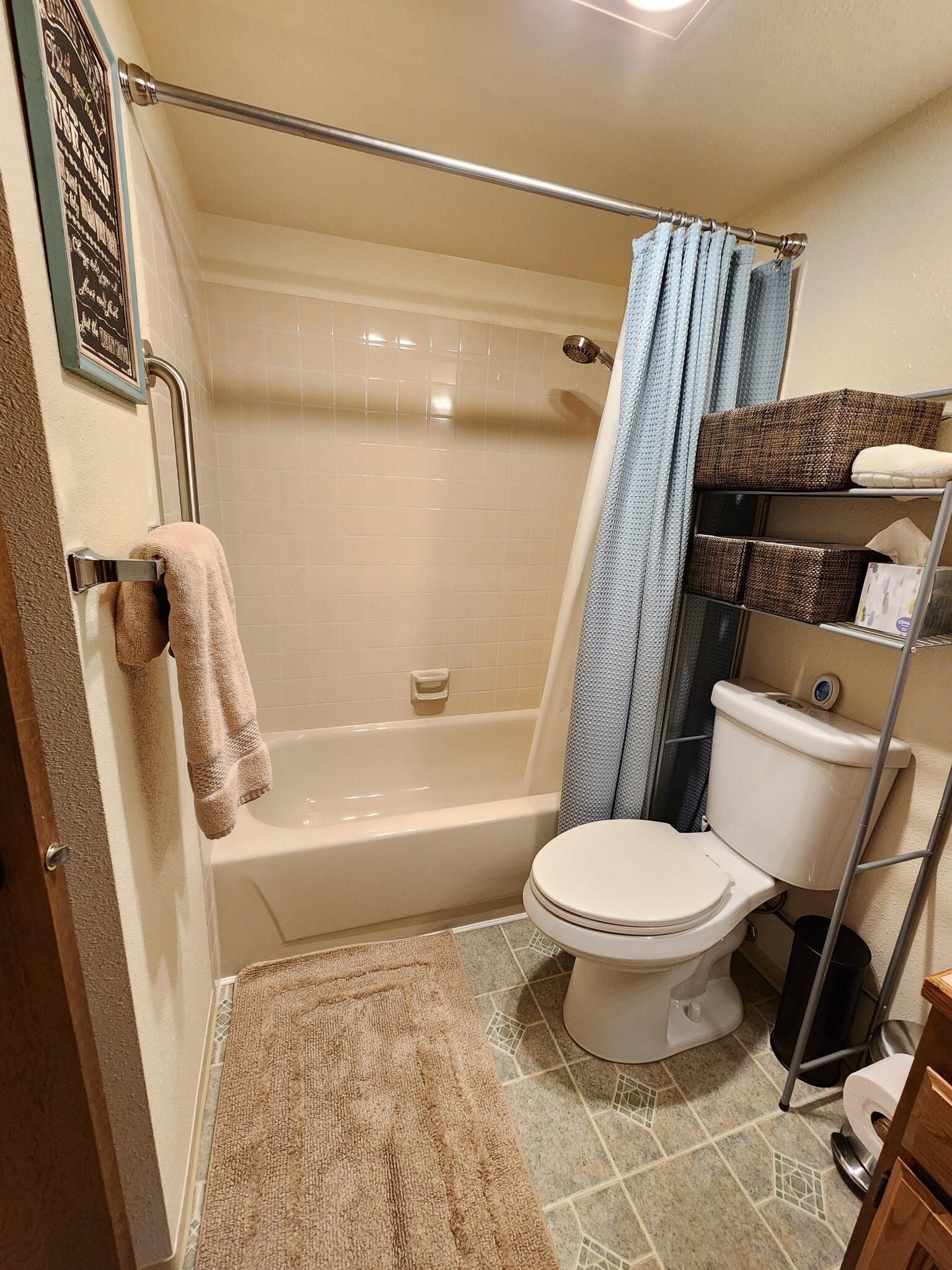 Tiled shower surround with sprayer head - 9645 Independence Dr