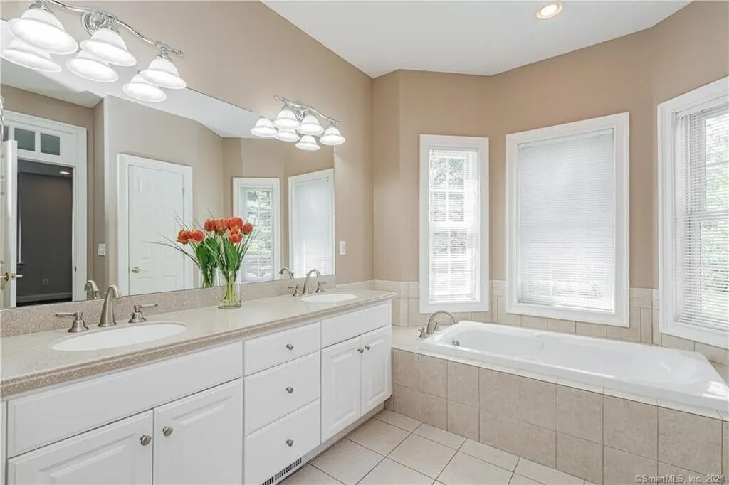 MB Bath Empty - 6 Wyeth Dr