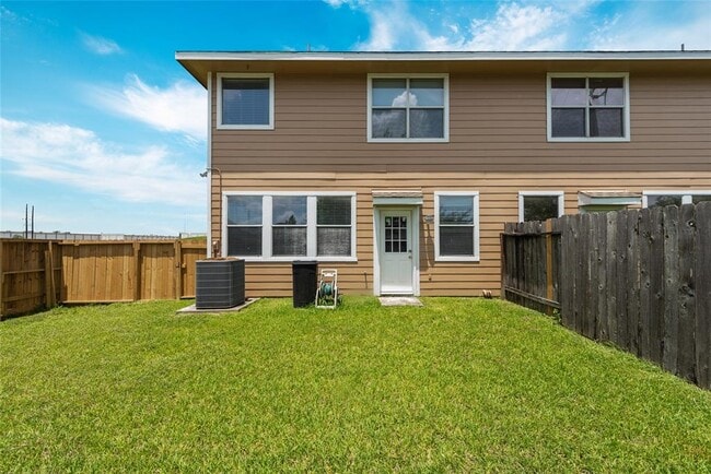 Building Photo - 14425 Rosehedge Ct