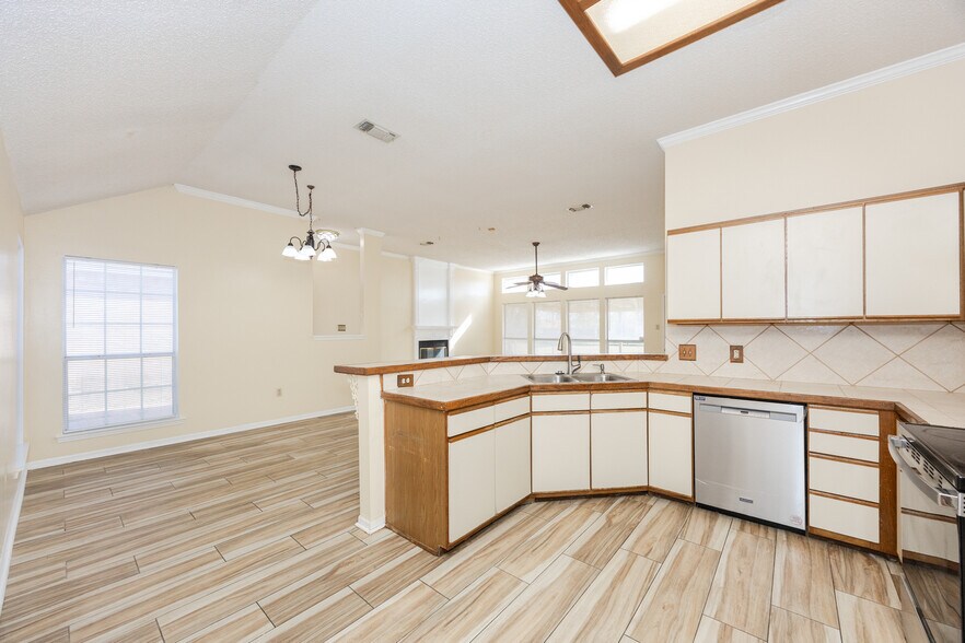 Building Photo - 13442 S Fairview Ave