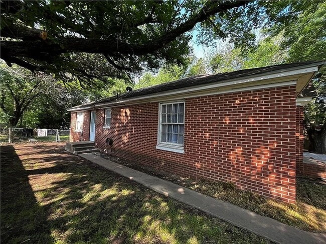 Building Photo - 1110 W Elder Ave