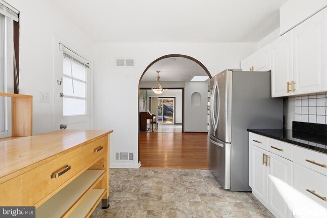 Building Photo - 303 Mansfield Rd