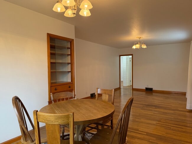 Building Photo - 181 W Custer Ave