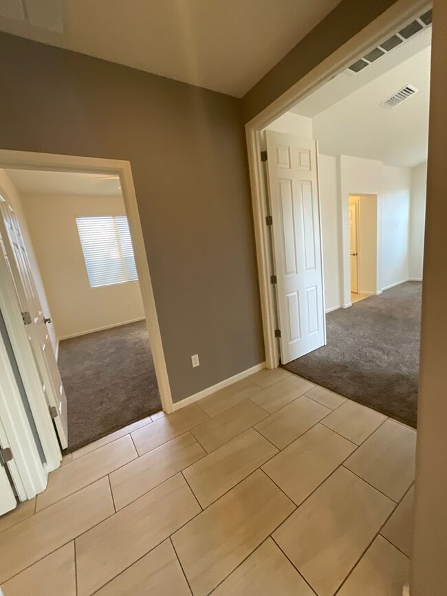 Building Photo - Vail School District hard to find 5 bedroo...