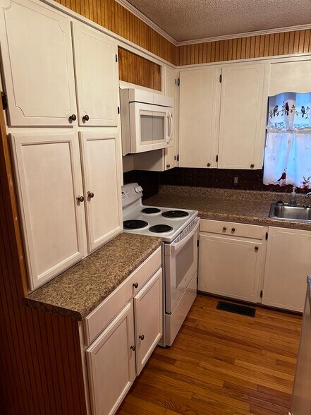 Building Photo - 3540 Wandering Ln NE