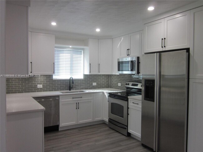 Building Photo - 7571 Pierce St