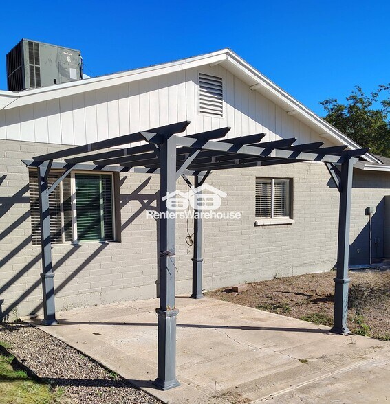 Building Photo - 358 W Hackamore Ave