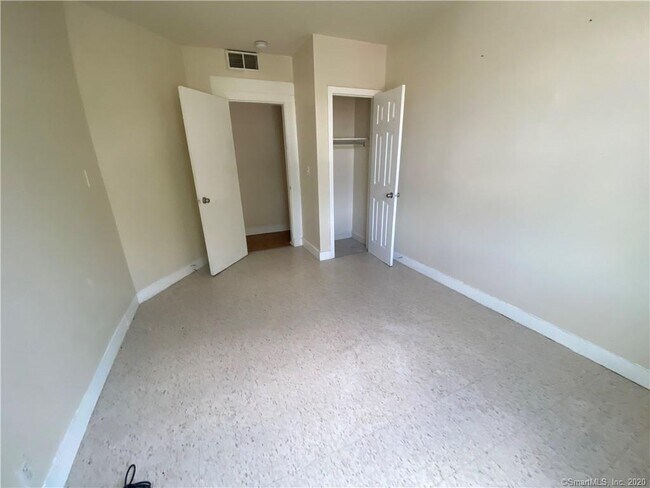 Building Photo - 282 Putnam St