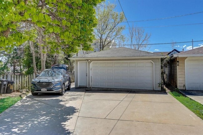 St James St: Garage - 7217 Saint James St