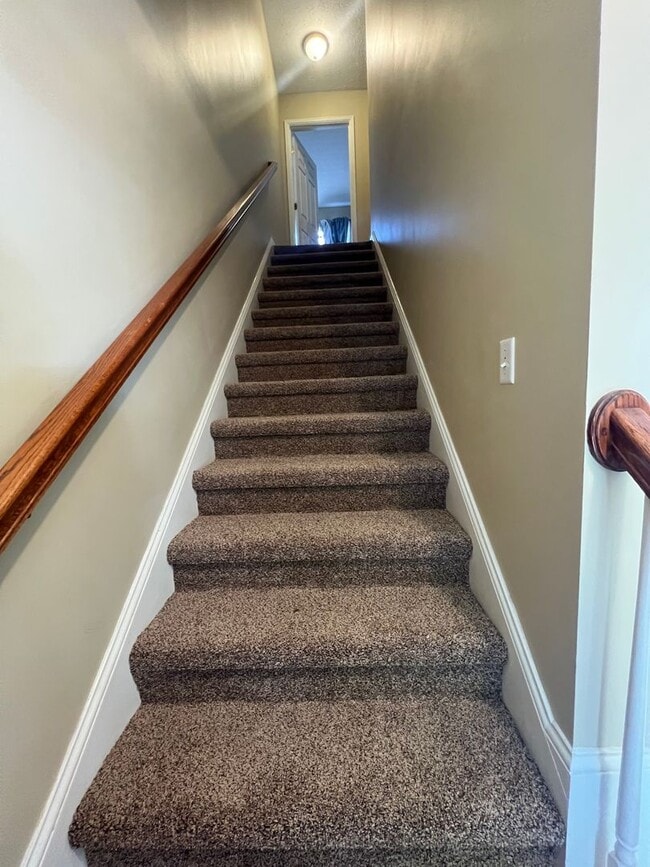 Building Photo - Spacious three bedroom, two and a half bat...