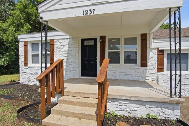 Building Photo - 1237 Staton Dr