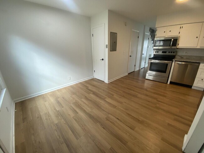 Building Photo - Charming 2 Bed, 1.5 Bath in the Heart of East Nashville