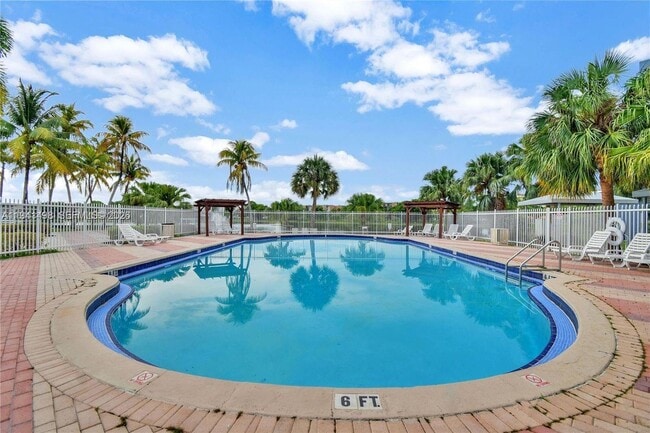 Building Photo - 9371 Fontainebleau Blvd