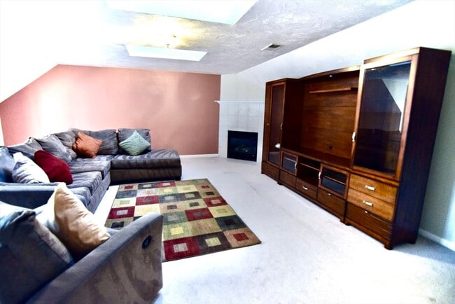 Building Photo - 172 Edgehill Rd