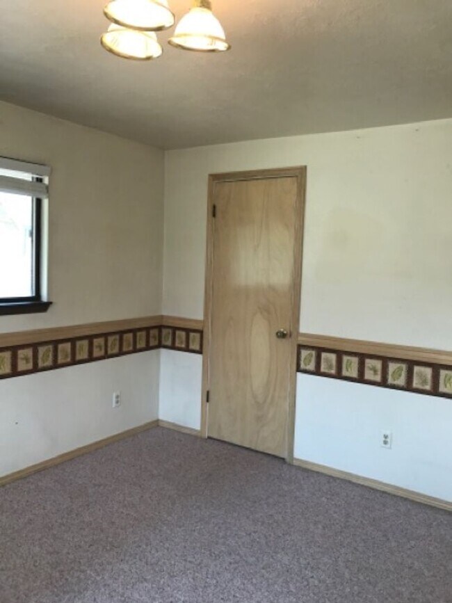 Building Photo - 787 Meadows Dr