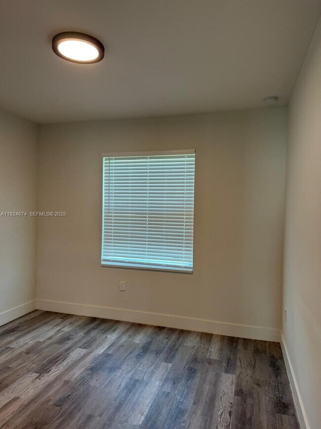 Building Photo - 710 Bedford Point Ave