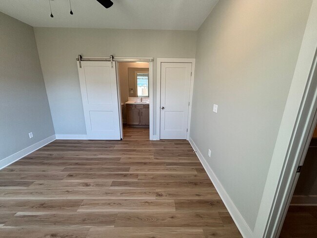 Building Photo - 1841/43 Hickory Creek
