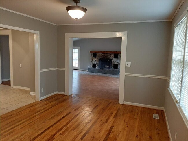 Building Photo - 105 Travis St