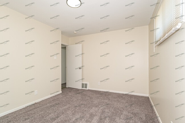 Building Photo - 1290 Acredale Dr
