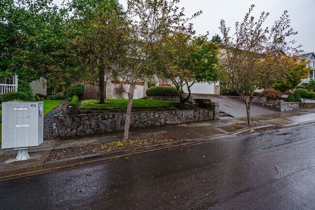 Building Photo - 4 Bedroom 2.5 Bath with Fenced Backyard in Camas School District