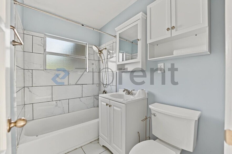 Building Photo - Unit