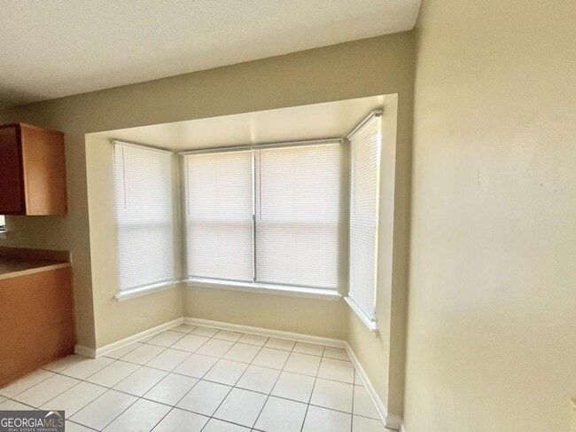 Building Photo - 317 Lake View Dr
