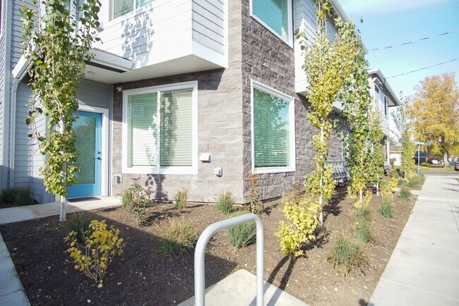 Building Photo - St. Johns-Sleek Modern Townhouse Ready Now!