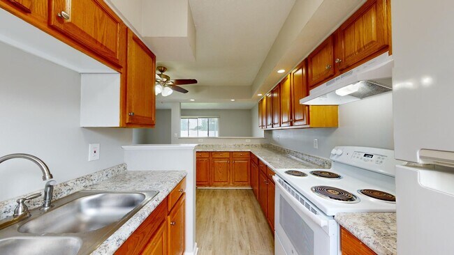 Building Photo - 3 Bedroom/1 bathroom renovated townhouse.