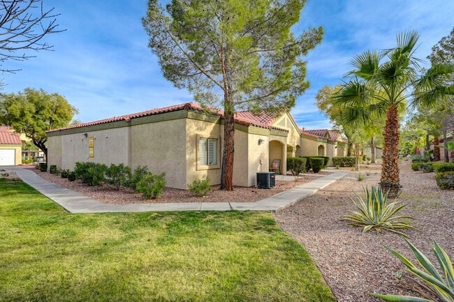 Building Photo - Well-maintained single-story condo