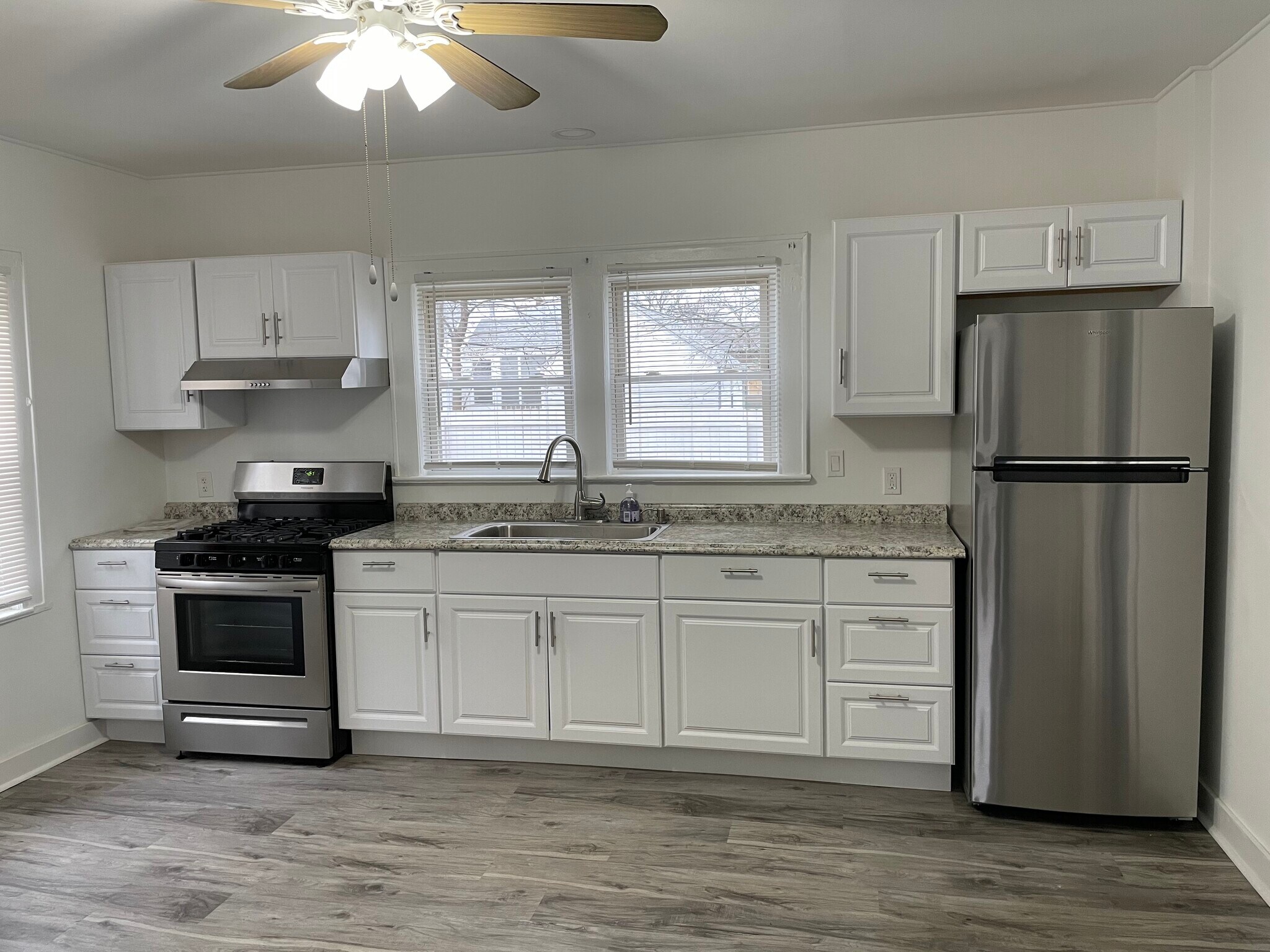 Building Photo - 512 E Frech Ave