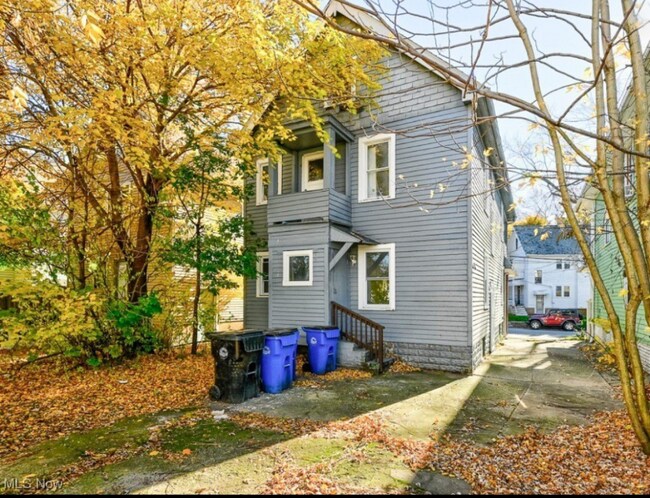 Building Photo - 15609 School Ave