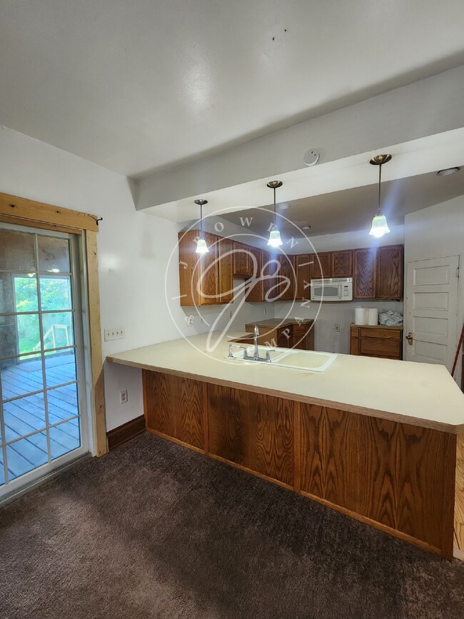 Building Photo - 3 bed 1 bath with bonus rooms!