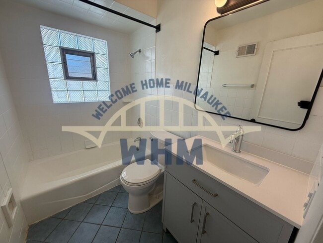 Building Photo - 2240 W Lawn Ave