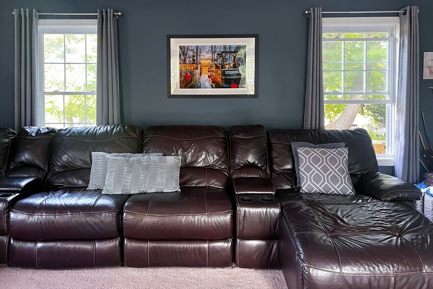 Family room with sectional sofa, large SmartTV and office area - 278 Harrison St