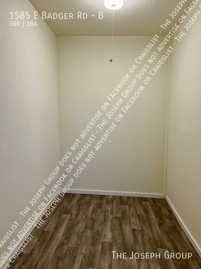 Building Photo - 1585 E Badger Rd