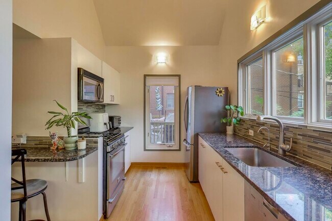 Building Photo - 3536 N Marshfield Ave