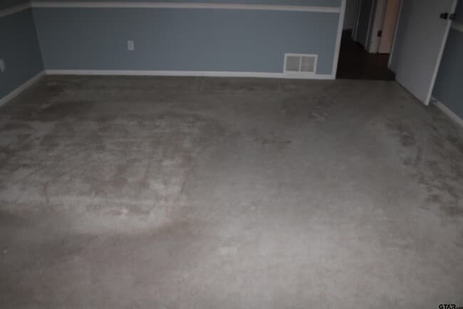 Building Photo - 713 Meadow Creek Dr