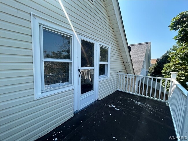 Building Photo - 142 Roesch Ave
