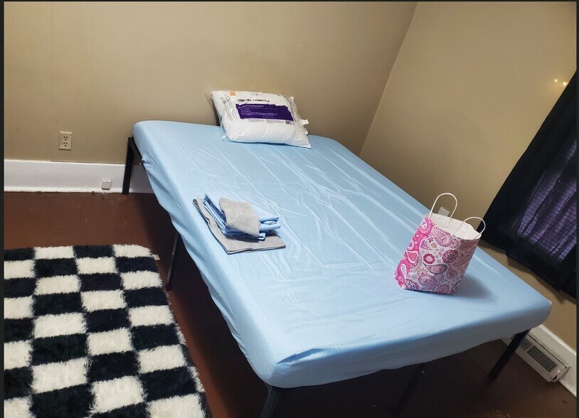 Building Photo - 528 W 4th St