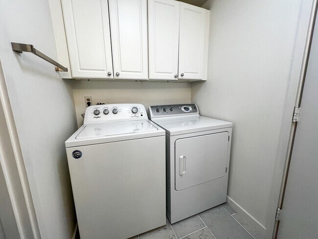 Building Photo - 11 Oak St