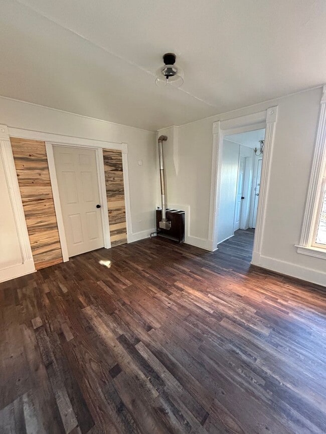 Building Photo - 854 S Main St