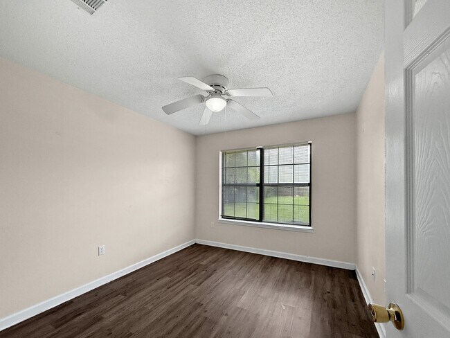 Building Photo - Charming Navarre Home with Hardwood Floors...