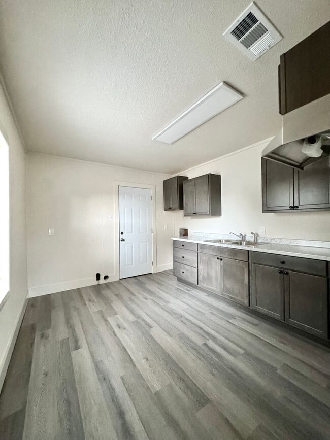 Building Photo - Welcome Home! Cozy 2 Bedroom, 1 Bath Charmer with a Brand-New Kitchen
