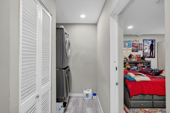 Building Photo - 1570 NE 30th Pl