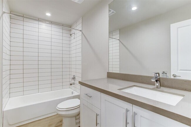 Building Photo - 645 E 11th 1/2 St