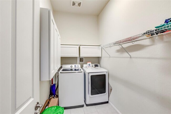 Building Photo - 923 Kingston Pl