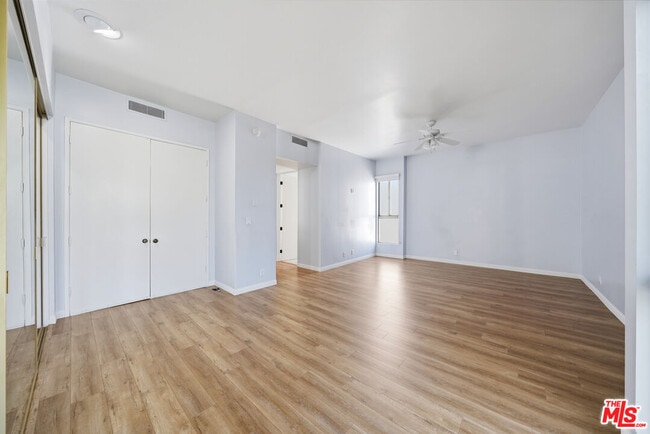 Building Photo - 141 S Linden Dr