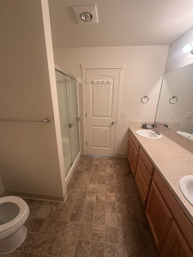 Building Photo - Three Bedroom Ranch in Orchards!